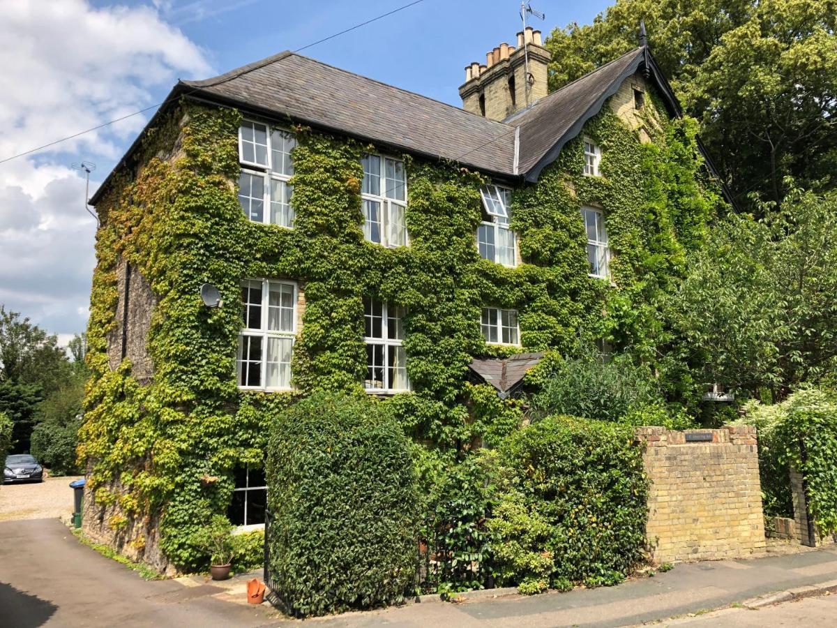 Pages Hotel And Guesthouse Harlow Exterior photo