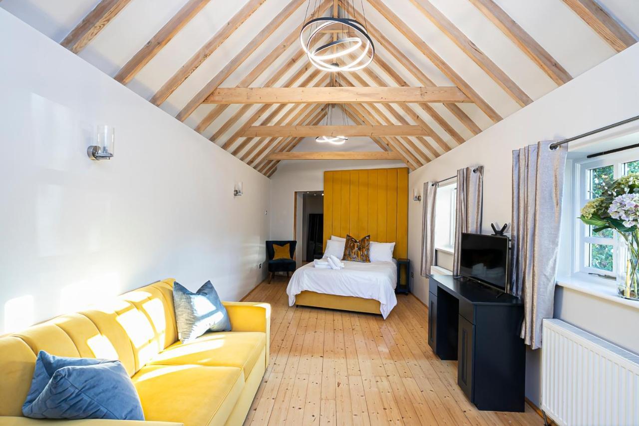 Pages Hotel And Guesthouse Harlow Exterior photo
