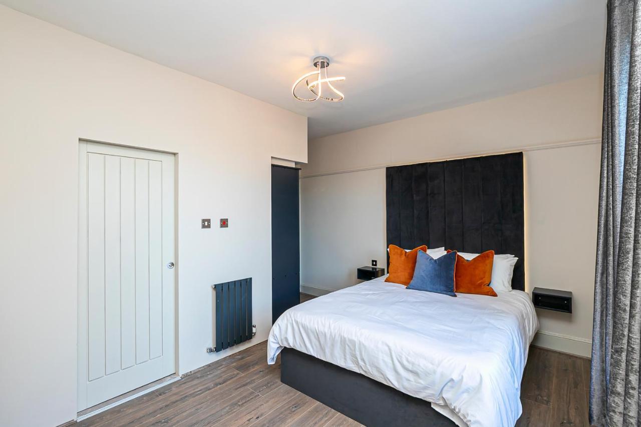 Pages Hotel And Guesthouse Harlow Exterior photo