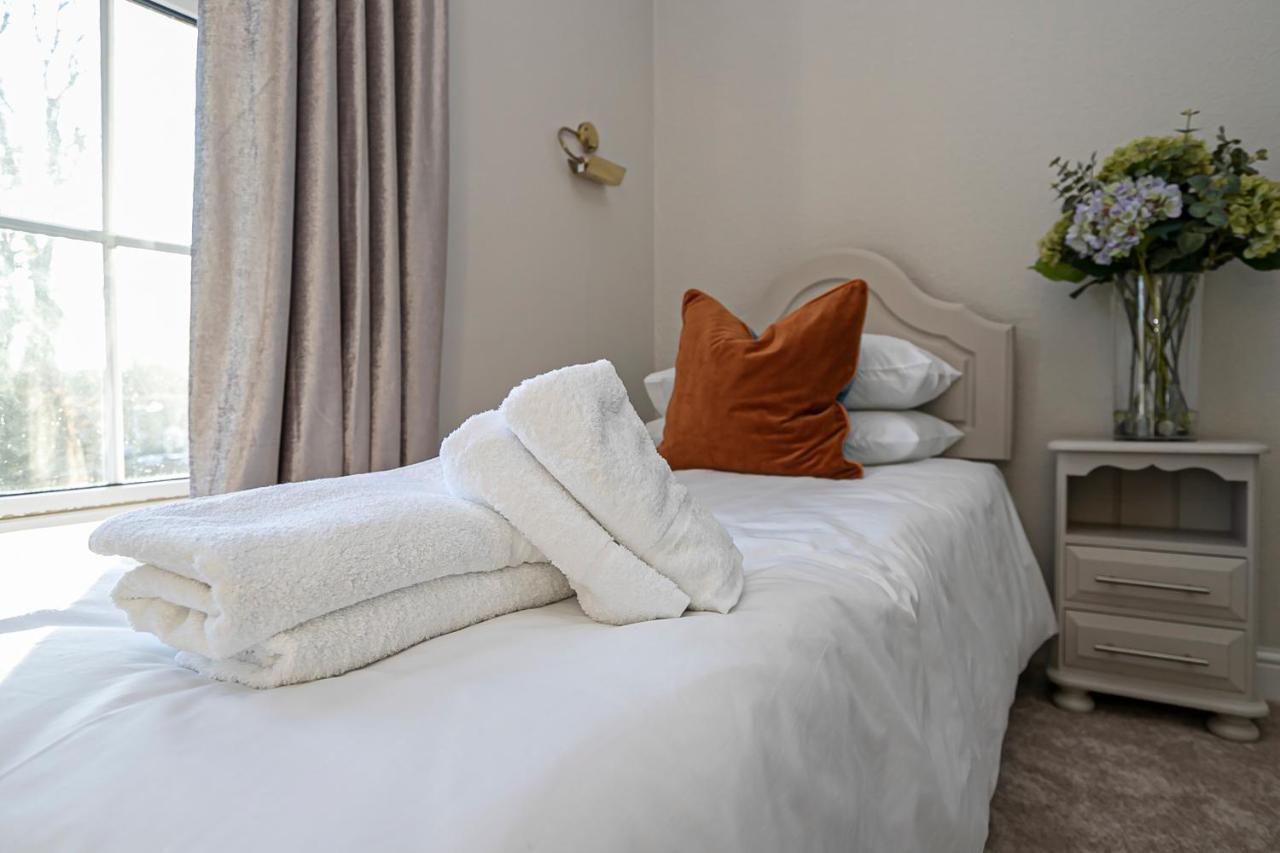 Pages Hotel And Guesthouse Harlow Exterior photo