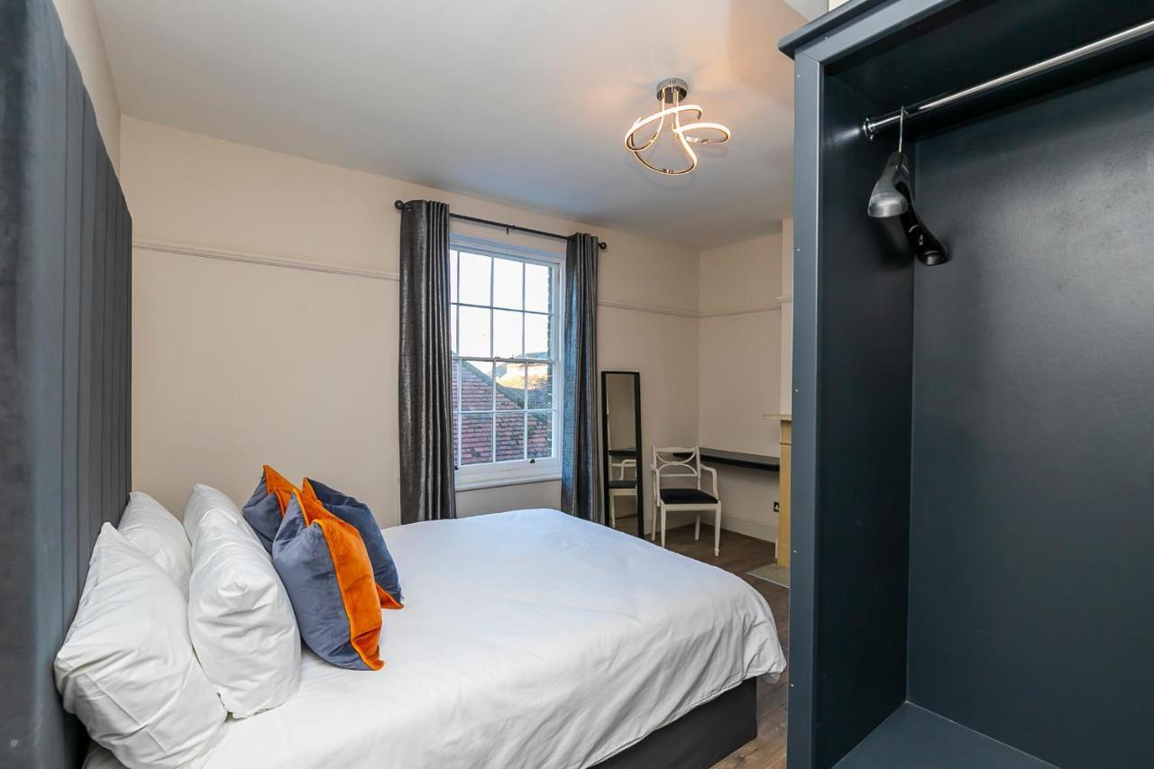 Pages Hotel And Guesthouse Harlow Exterior photo