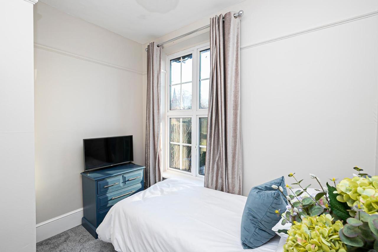 Pages Hotel And Guesthouse Harlow Exterior photo