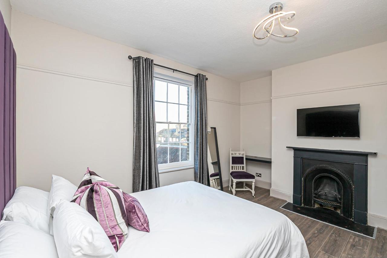 Pages Hotel And Guesthouse Harlow Exterior photo