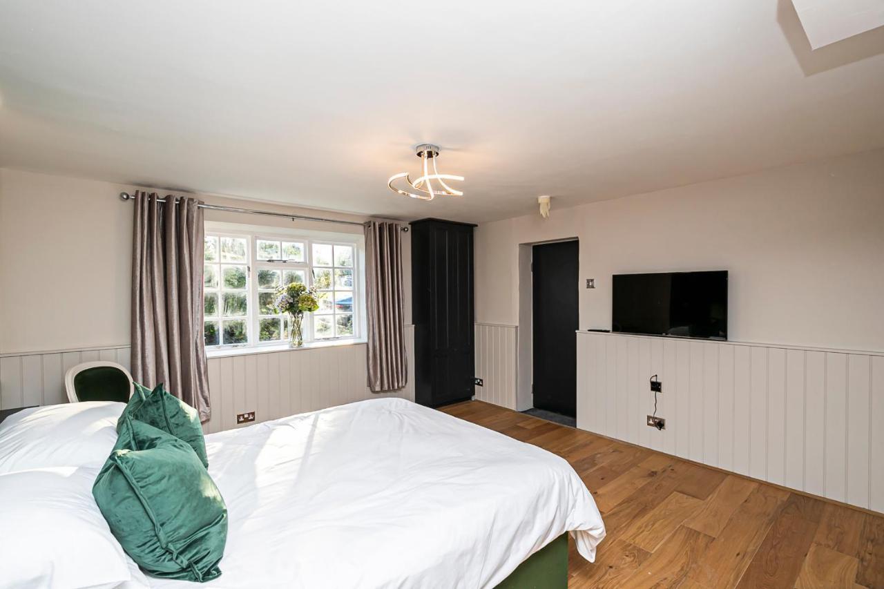 Pages Hotel And Guesthouse Harlow Exterior photo