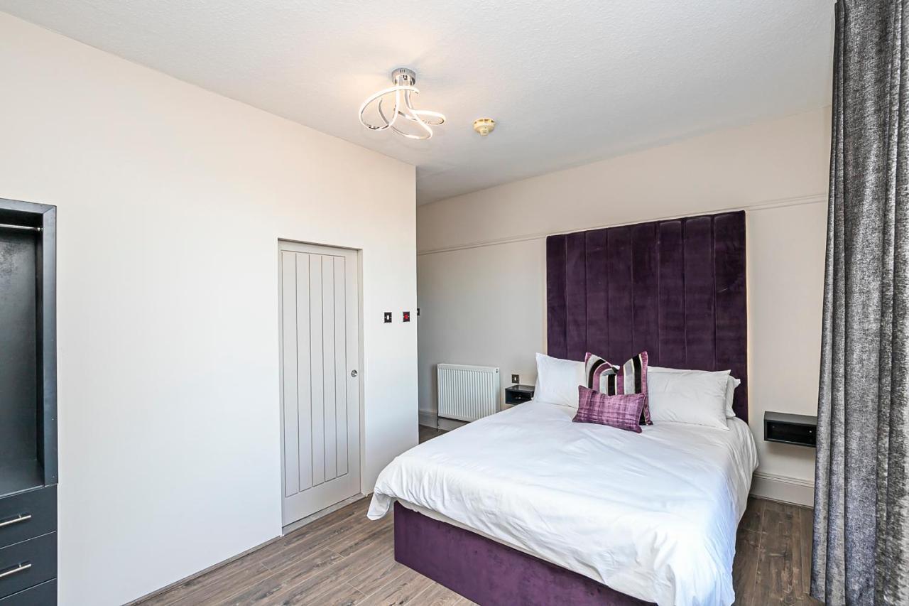 Pages Hotel And Guesthouse Harlow Exterior photo