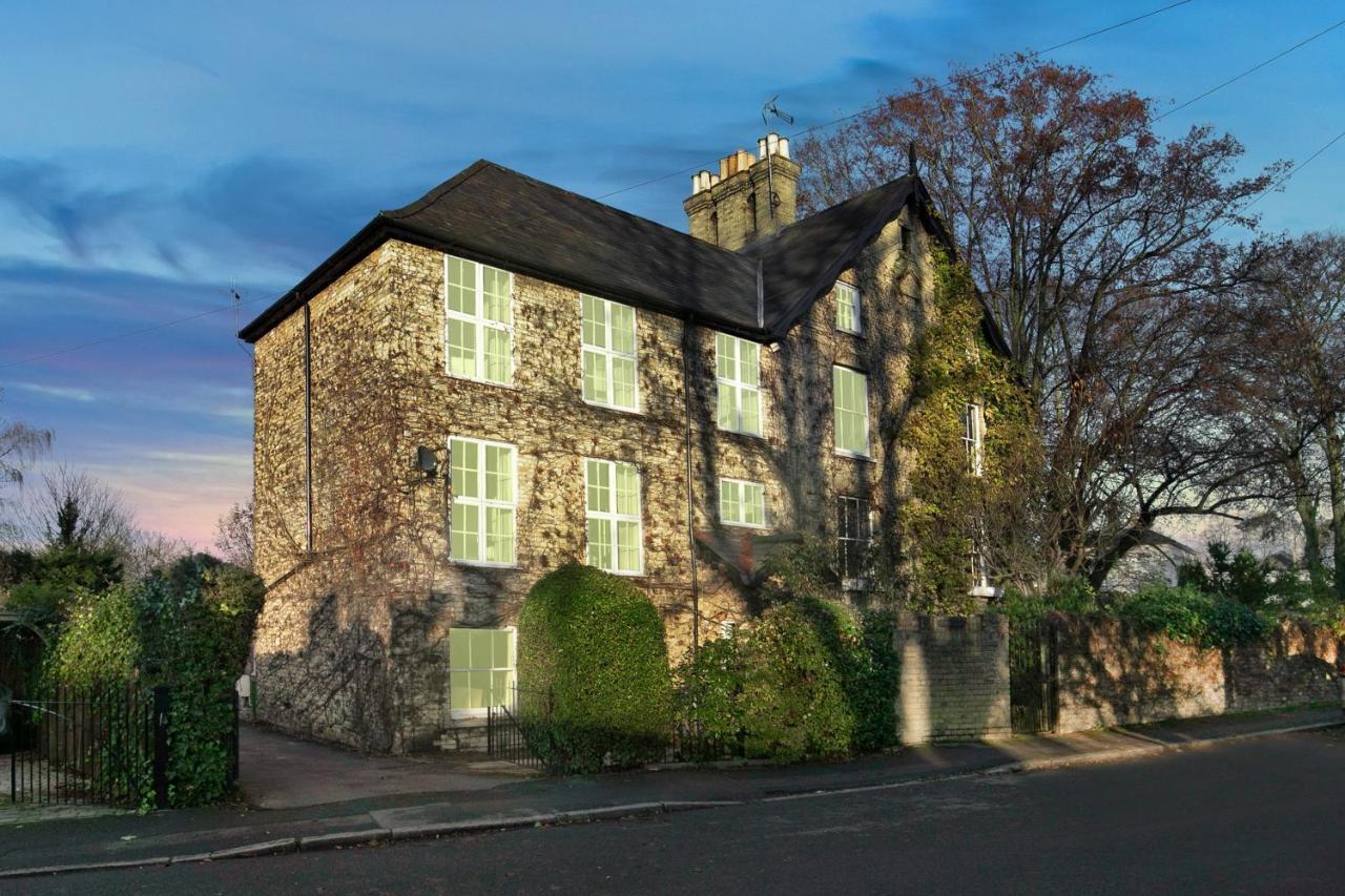 Pages Hotel And Guesthouse Harlow Exterior photo
